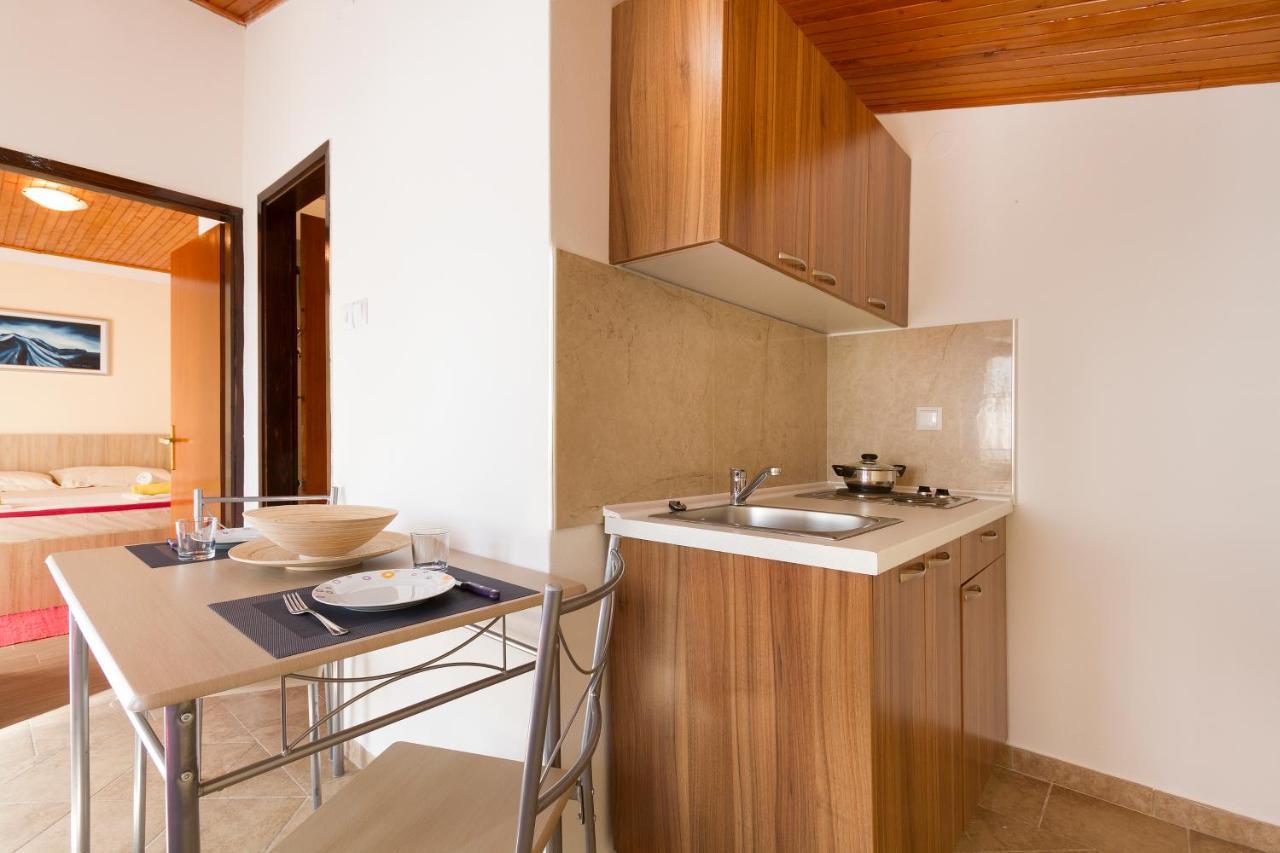 Weis Apartments โรวีน ภายนอก รูปภาพ